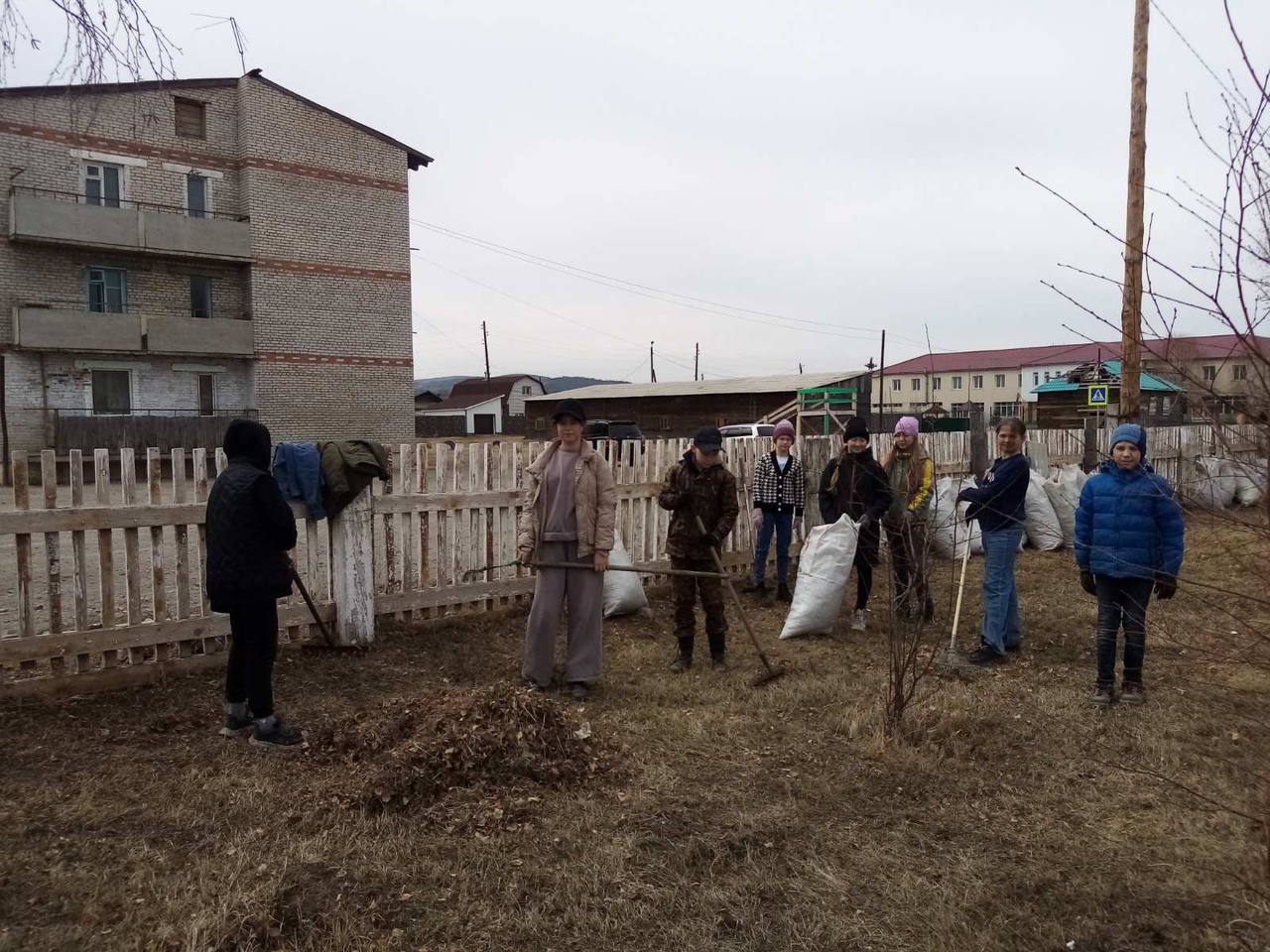 Уборка территории школы.