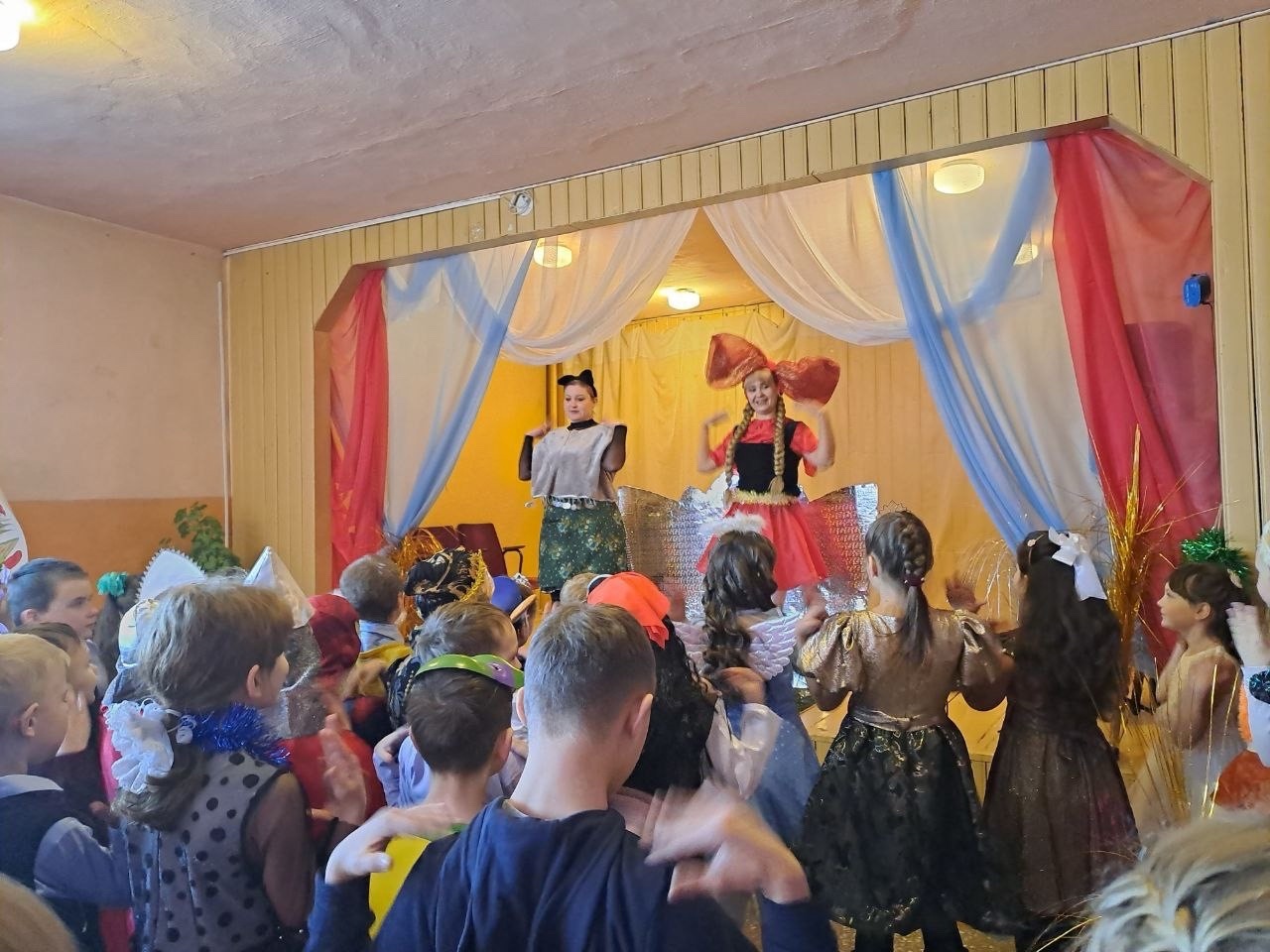 Новогоднее представление для начальных классов.