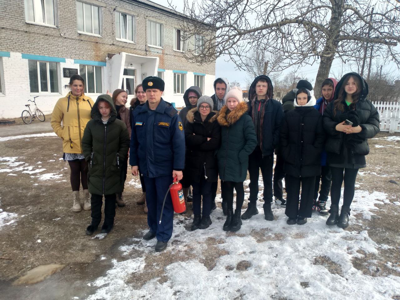 Заместитель начальника ПЧ-35 Муратов А.С. провёл беседы в 3,9 классах о правилах пожарной безопасности..