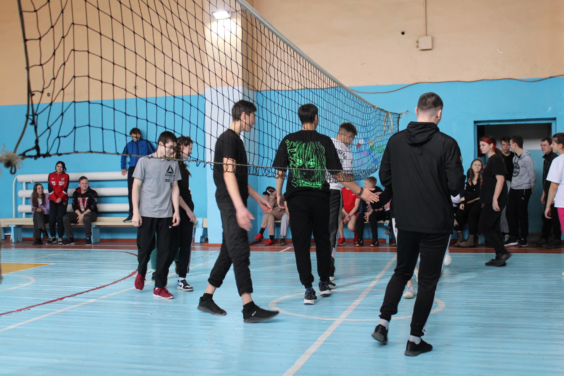 Соревнования по волейболу, между 8-11 классами.