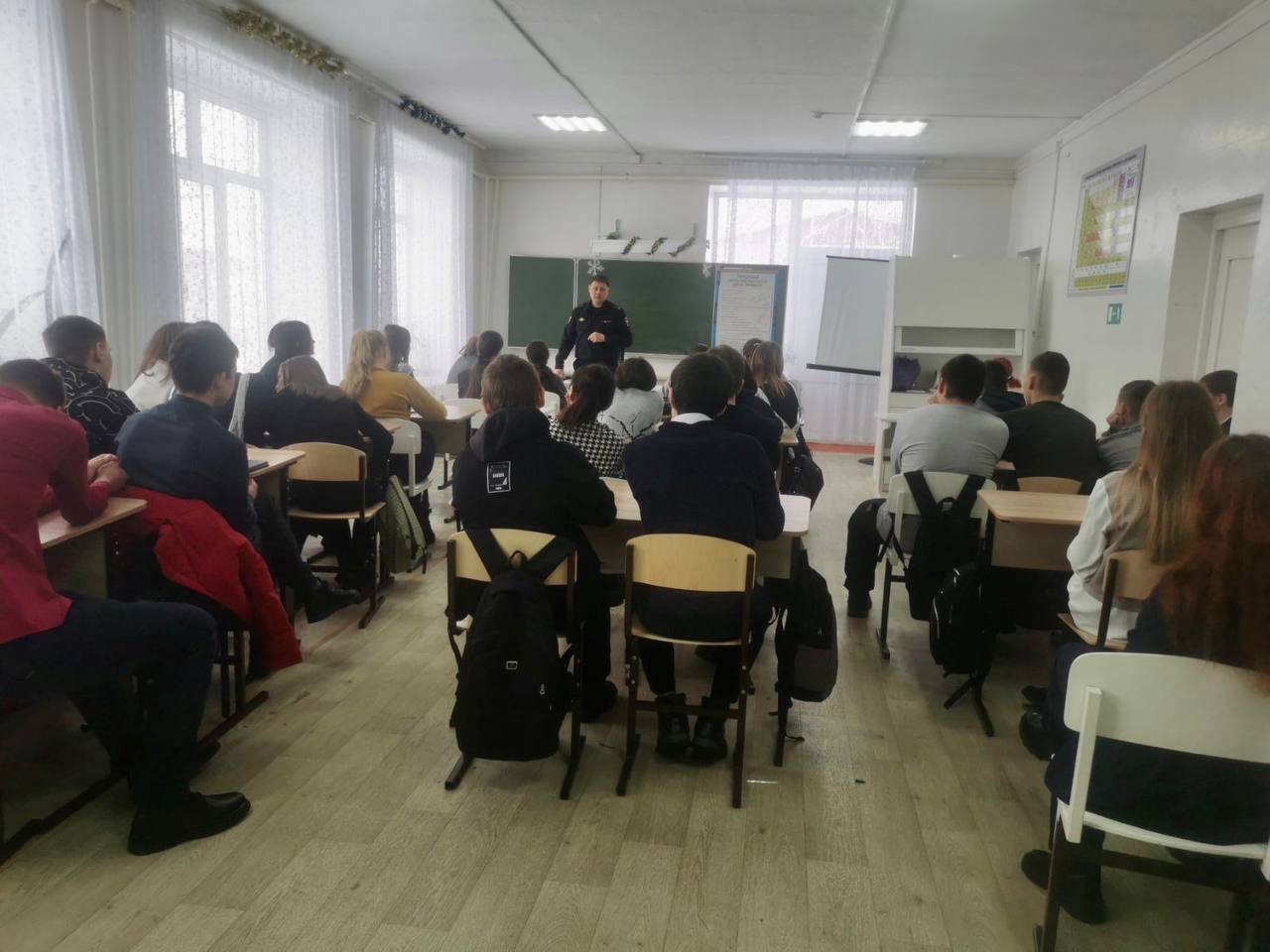 В Бичурском районе полицейские провели уроки патриотического воспитания у школьников.