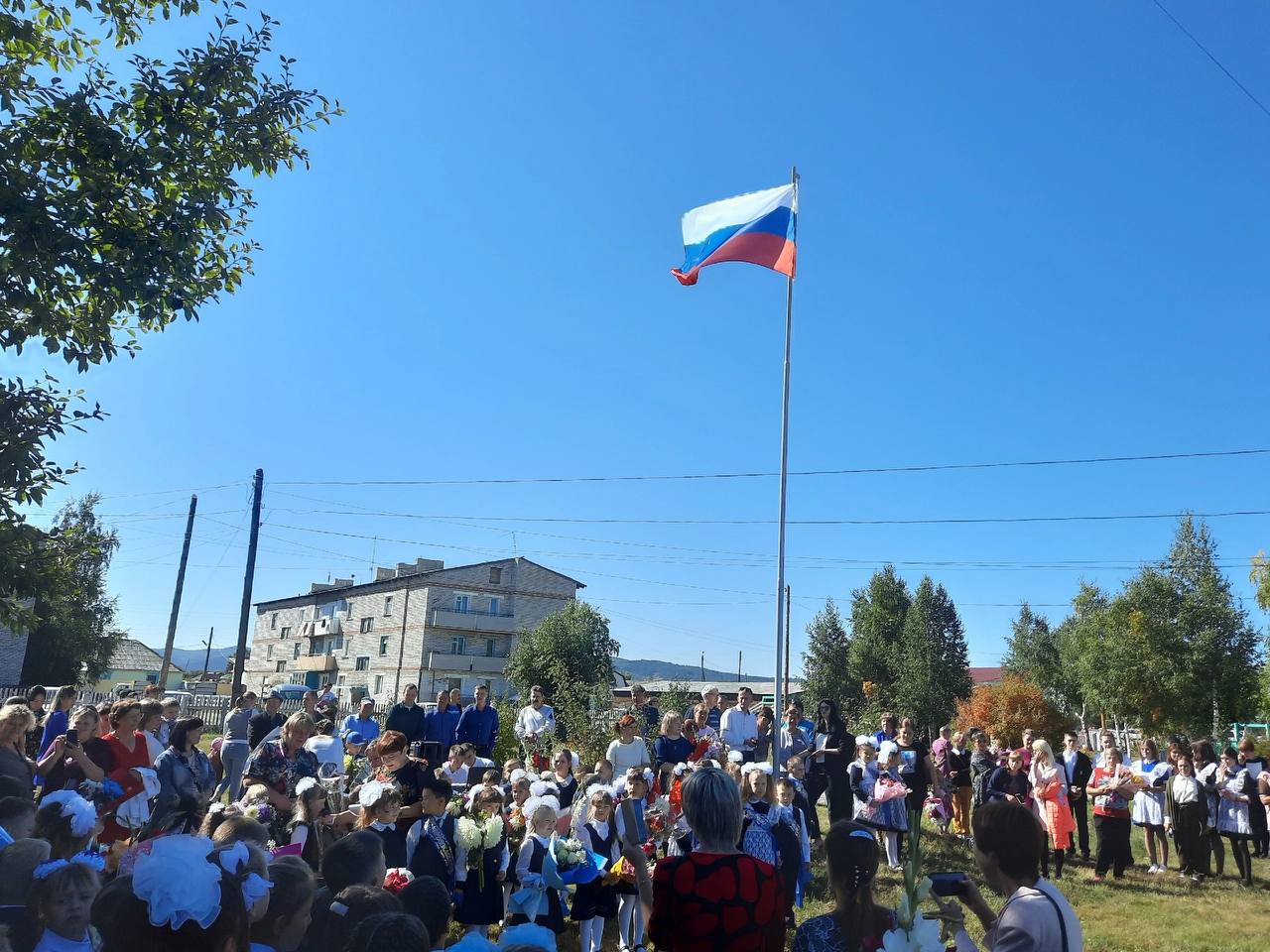Поднятие флага.