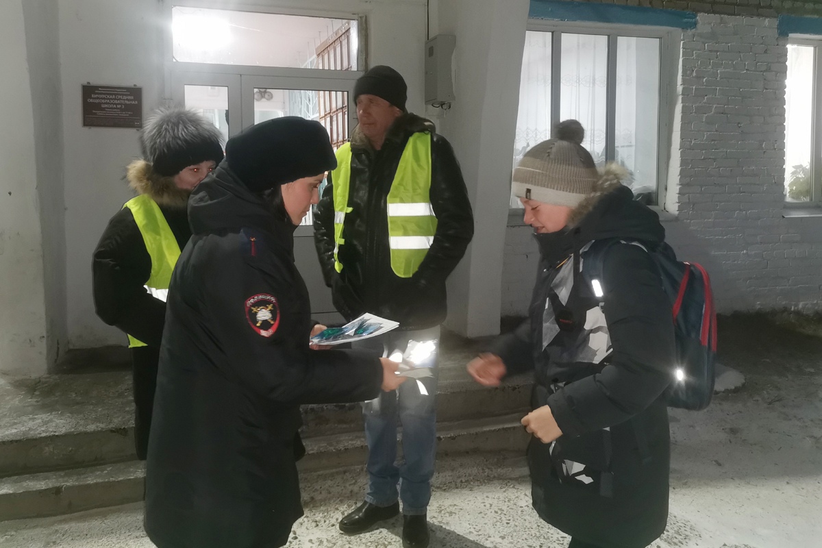 В Бурятии активисты родительских комитетов и педагоги проверяют наличие световозвращателей у школьников..